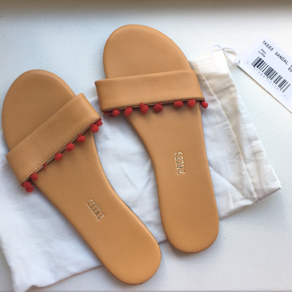 TKEES Sandals Tan with Pom Poms Size 8